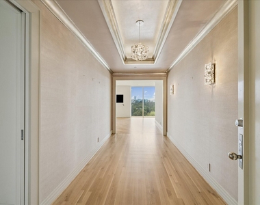 121 N Post Oak Lane - Photo Thumbnail 1