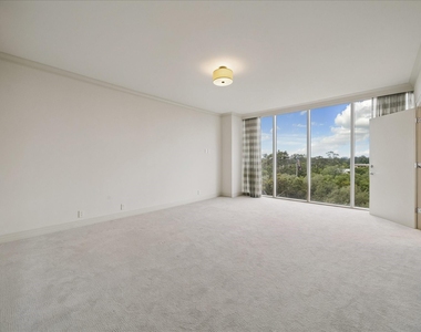 121 N Post Oak Lane - Photo Thumbnail 13
