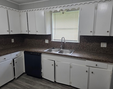 407 E Homan Street - Photo Thumbnail 3