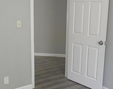 407 E Homan Street - Photo Thumbnail 12