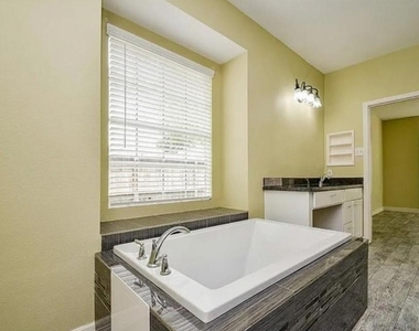 318 N Cypress Estates Circle - Photo Thumbnail 12