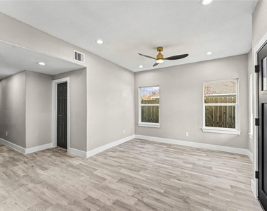 8221 Flaxman St - Photo Thumbnail 2