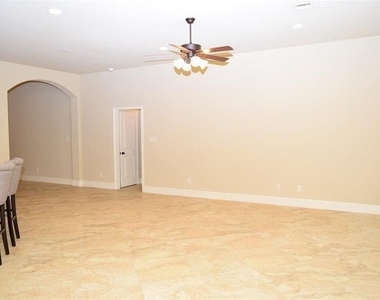 2911 Naples Park Lane Lane - Photo Thumbnail 16