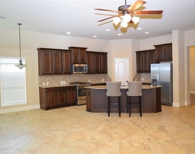 2911 Naples Park Lane Lane - Photo Thumbnail 8