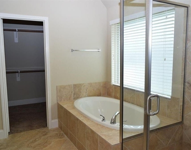 2911 Naples Park Lane Lane - Photo Thumbnail 13