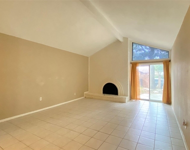 4714 N Cashel Circle - Photo Thumbnail 2