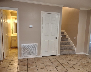 2823 Whitman Drive - Photo Thumbnail 3