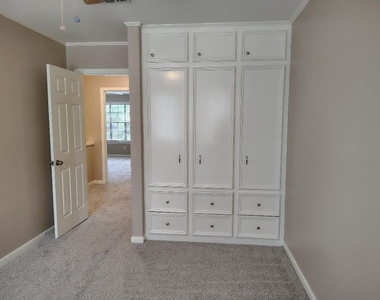 2823 Whitman Drive - Photo Thumbnail 24