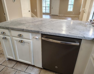2823 Whitman Drive - Photo Thumbnail 14