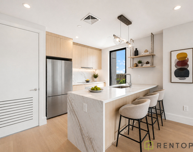 960 Franklin Avenue - Photo Thumbnail 3
