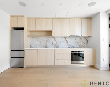 960 Franklin Avenue - Photo Thumbnail 3