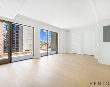 960 Franklin Avenue - Photo Thumbnail 13