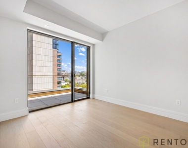 960 Franklin Avenue - Photo Thumbnail 4