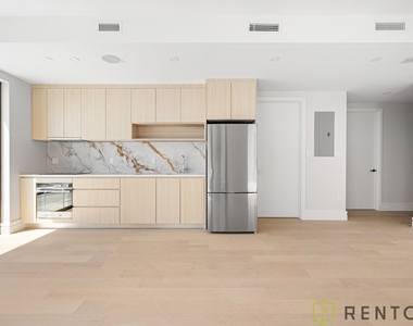 960 Franklin Avenue - Photo Thumbnail 2