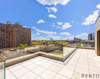 960 Franklin Avenue - Photo Thumbnail 1