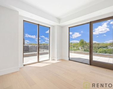 960 Franklin Avenue - Photo Thumbnail 4