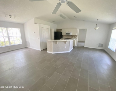347 Americana Boulevard Ne - Photo Thumbnail 2