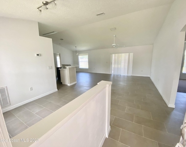 347 Americana Boulevard Ne - Photo Thumbnail 1