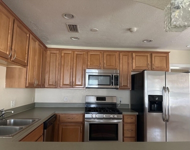 815 W Plymouth Street - Photo Thumbnail 7