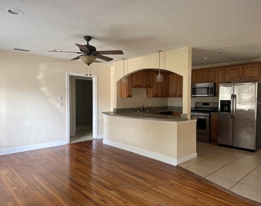 815 W Plymouth Street - Photo Thumbnail 3