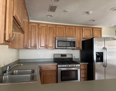815 W Plymouth Street - Photo Thumbnail 11