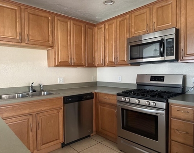 815 W Plymouth Street - Photo Thumbnail 8