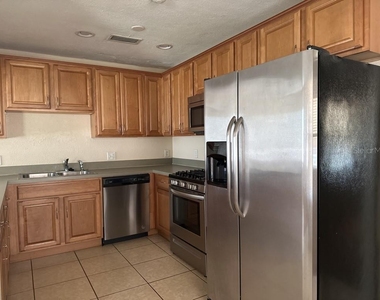 815 W Plymouth Street - Photo Thumbnail 6