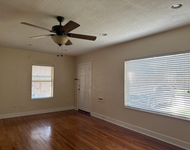 815 W Plymouth Street - Photo Thumbnail 4