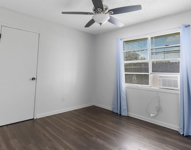 147 9th Street W - Photo Thumbnail 8
