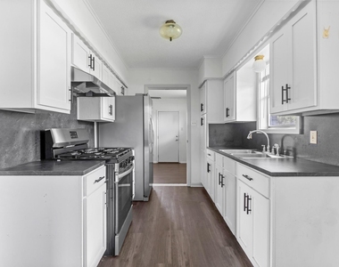 147 9th Street W - Photo Thumbnail 4