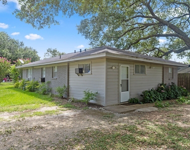 147 9th Street W - Photo Thumbnail 19