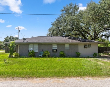 147 9th Street W - Photo Thumbnail 1