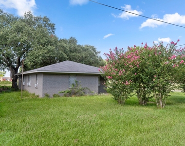 147 9th Street W - Photo Thumbnail 2