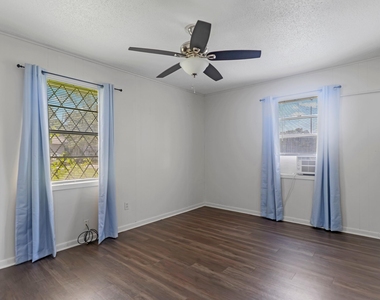 147 9th Street W - Photo Thumbnail 15