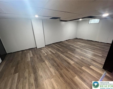 2401 Lawnherst Avenue - Photo Thumbnail 38