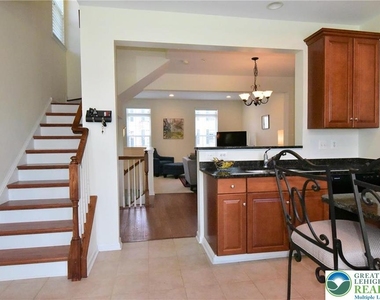 1600 Oakridge Lane - Photo Thumbnail 7