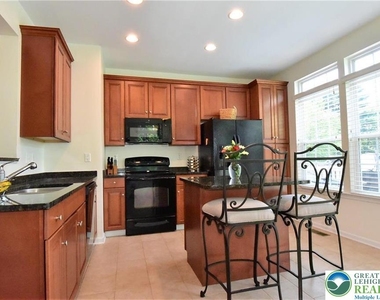 1600 Oakridge Lane - Photo Thumbnail 2