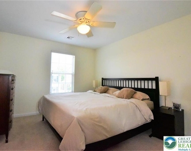 1600 Oakridge Lane - Photo Thumbnail 14