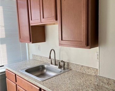 136 E Bushkill Street - Photo Thumbnail 7