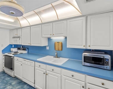 7400 Sun Island Drive S - Photo Thumbnail 13