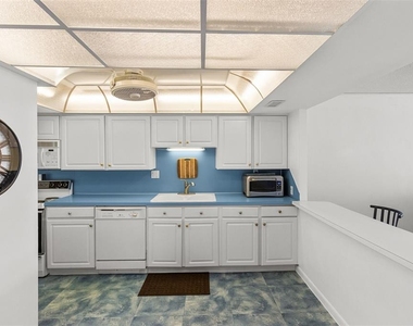 7400 Sun Island Drive S - Photo Thumbnail 10