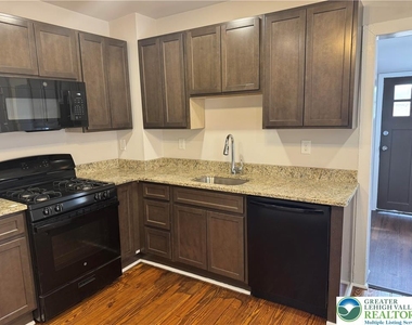 1320 Chelsea Avenue - Photo Thumbnail 3