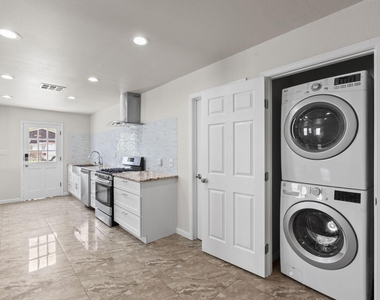 1903 Pinewoods Way - Photo Thumbnail 7