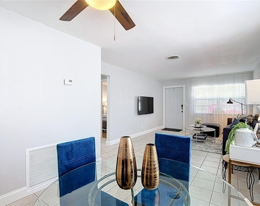 220 Se Jefferson Circle N - Photo Thumbnail 7