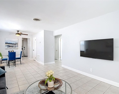 220 Se Jefferson Circle N - Photo Thumbnail 2