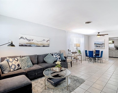 220 Se Jefferson Circle N - Photo Thumbnail 1