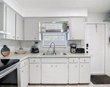 220 Se Jefferson Circle N - Photo Thumbnail 10