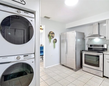 220 Se Jefferson Circle N - Photo Thumbnail 25