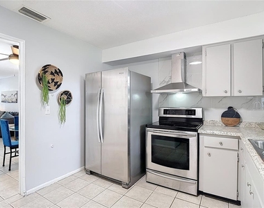 220 Se Jefferson Circle N - Photo Thumbnail 13
