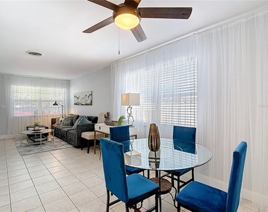 220 Se Jefferson Circle N - Photo Thumbnail 8